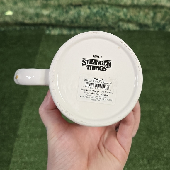 Stranger Things Core Home Christmas String Lights 18fl.oz Mug NEW! - Picture 10 of 11